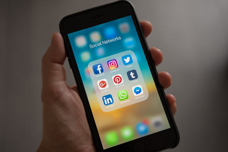 App Store vs Google Play: diferencias en estrategias de reseñas y ranking